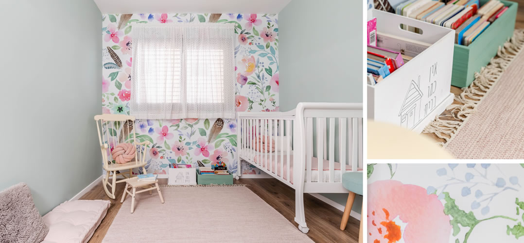 גווני הטפט הפרחוני חוזרים על עצמם בעיצוב חדר תינוקת בירוק מרווה, גווני ורוד, לבן וחומים עדינים.