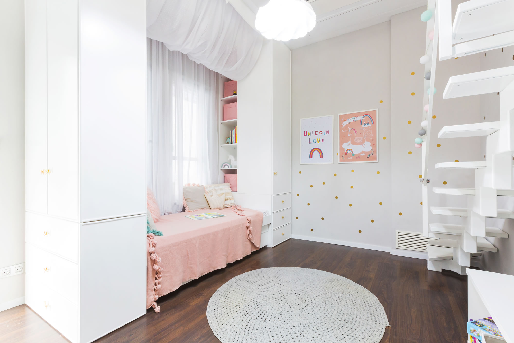 עיצוב חדר חלומי לילדה עם מיטת אפיריון שמשלבת ארונות ואחסון