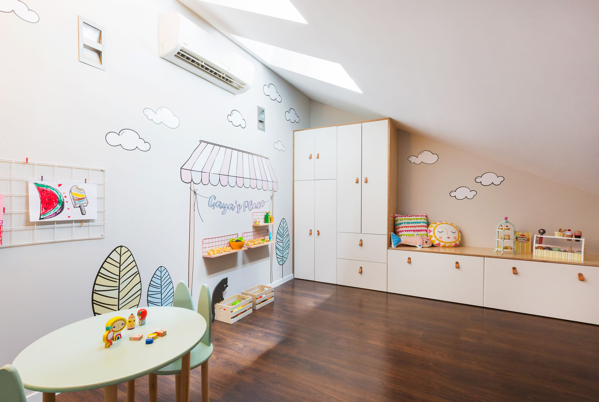 עיצוב חדר משחקים לילדה עם פינת יצירה, דוכן שוק מעוצב אישית והמון מקומות אחסון