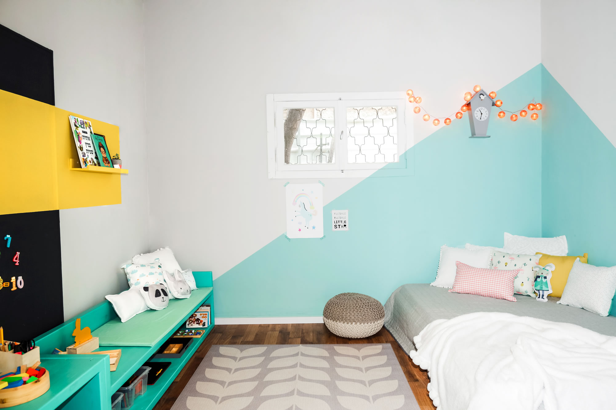 עיצוב חדר מונטיסורי עם פינות למשחק, ללימוד ולשינה שהוגדרו עי צבע