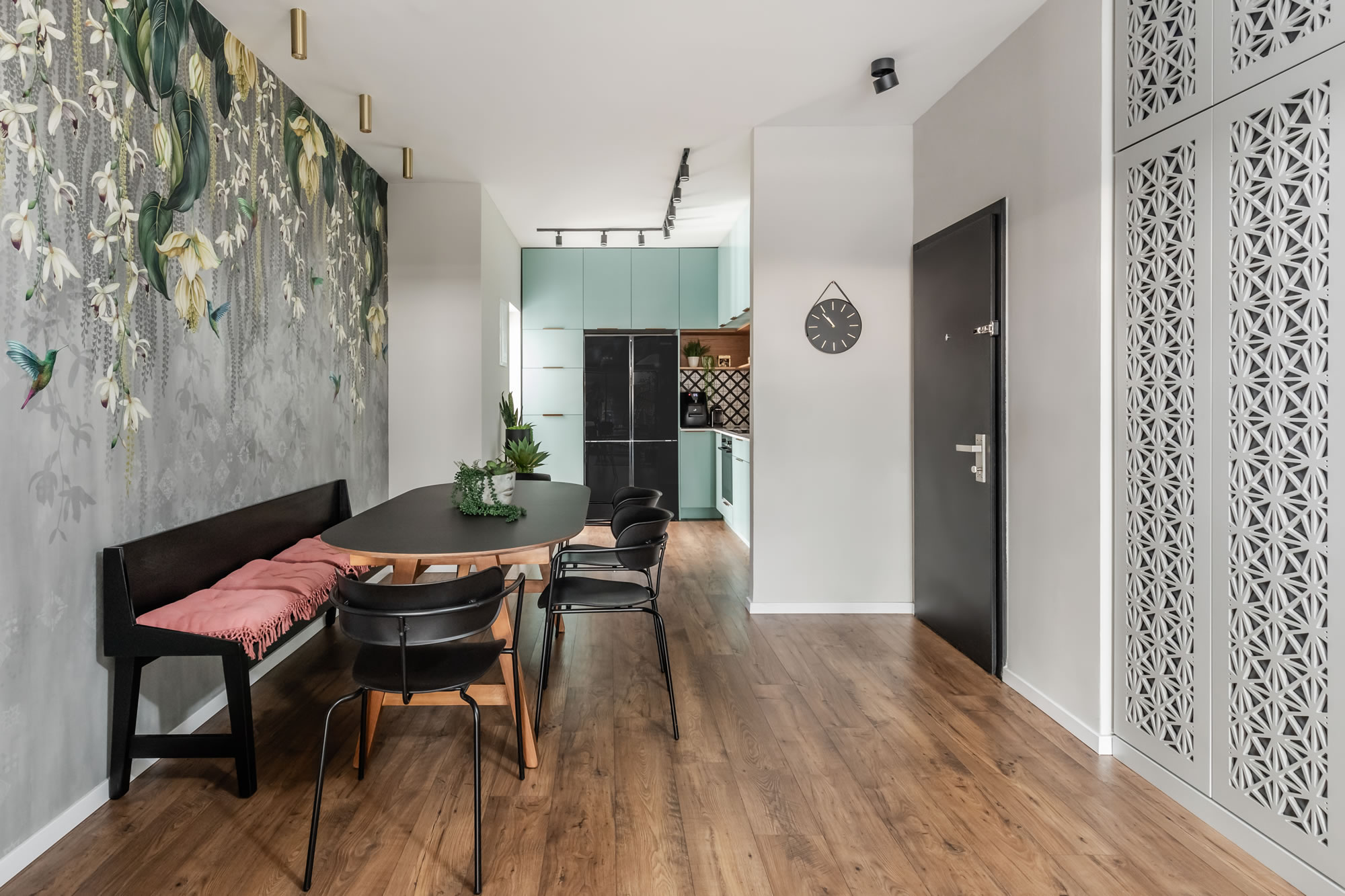 עיצוב ותכנון של המעצבת מיקה אלטר הפך דירת קבלן רגילה לדירה מפנקת ויחודית מעוצבת בסגנון בוהו צבעוני