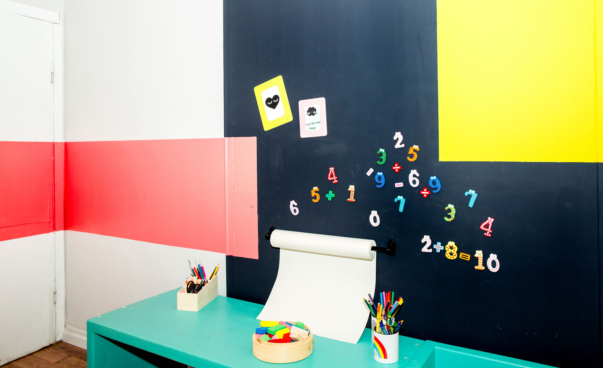 צבעי הקיר מגדירים את אזור המשחק והלימוד בחדר המשחקים.
