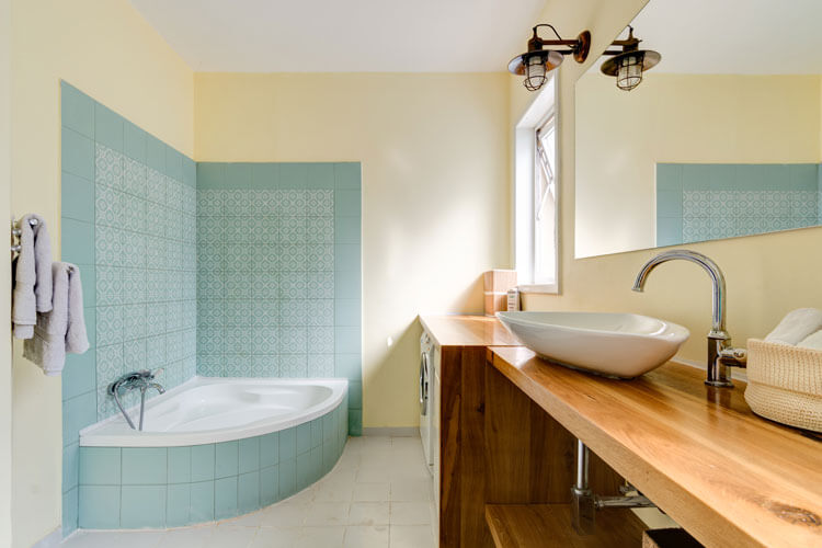 חדר האמבטיה בסוויטת ההורים, נגרות בהתאמה אישית מכילה גם את מכונת הכביסה והמייבש. 