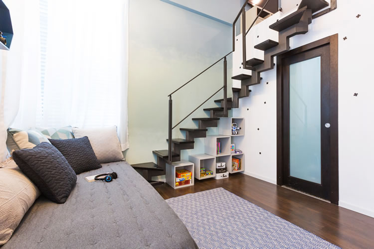 עיצוב חדר בגווני כחול ואפור עם מדבקות גאומטריות שחורות לילד.