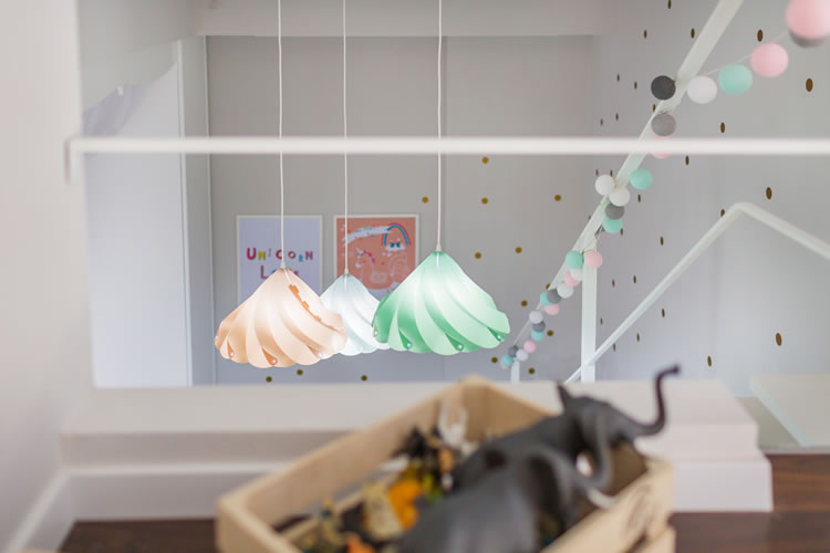 מנורות ושרשרת נורות בגווני גלידה לעיצוב חדר ילדה.