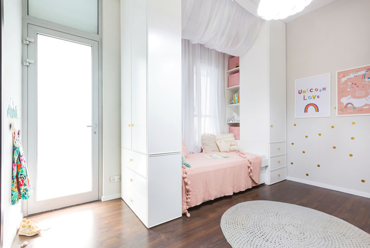עיצוב וסטיילינג לחדר ילדה חלומי עם מיטת אפיריון בעיצוב אישי.