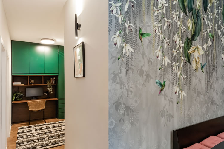 גוון הטפט חוזר על עצמו בעיצוב משרד ביתי בגוון ירוק אמרלד עמוק בשילוב עם פורניר אגוז