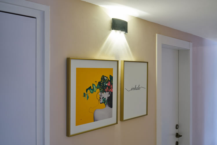 תמונות השראה עם מסגרת מתכת מוזהבת דקה ותאורה במסדרון