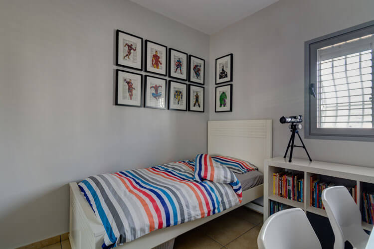 חדר של 'כמעט מתבגר' בעיצוב בצבעוניות שמחה בדירה בסגנון רטרו נקי. 