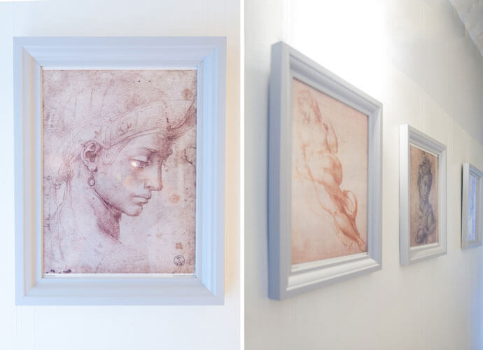 יצירות אמנות בזול- תמונות מתוך לוח שנה של בעלי הבית מוסגרו ונתלו במסדרון המוביל לחדרים. 