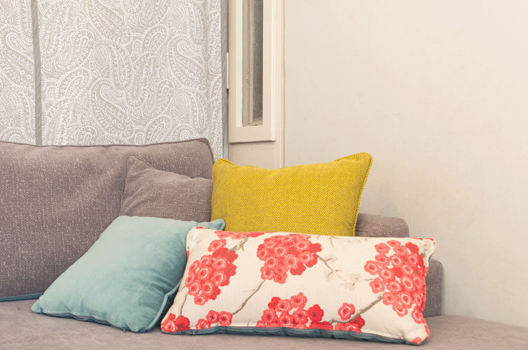 מבט מקרוב לטקסטיל הצבעוני בסלון בית בסגנון בוהו-שיק